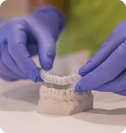 Prothèses dentaires fabriquées dans un laboratoire